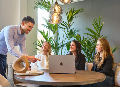 Senior online marketeer